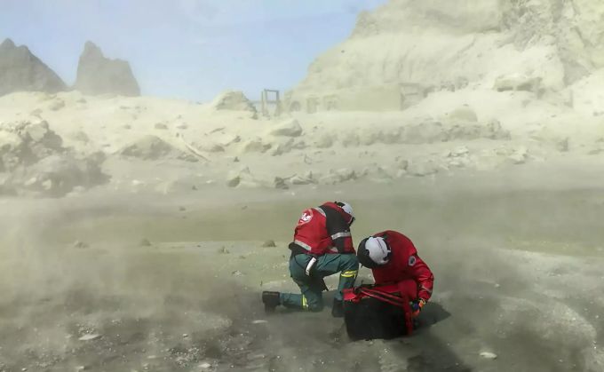 Rettungskräfte auf der Vulkaninsel White Island. Vulkanausbruch auf neuseeländischer Insel