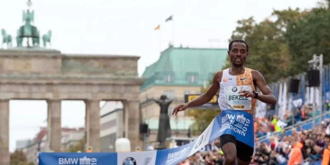 Kenenisa Bekele lief beim Berlin Marathon 2019 in 2:01:41 Stunden als Erster durchs Ziel. kenenisa bekele
