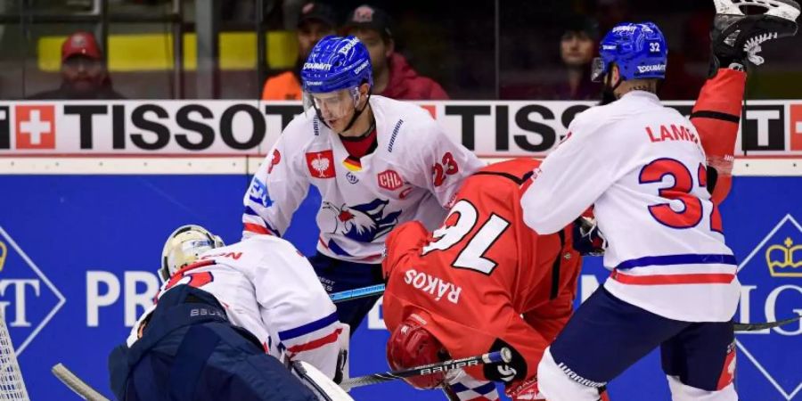 Die Adler Mannheim um Goalie Johan Gustafsson (l) unterlagen in Tschechien. Foto: David Taneèek/CTK/dpa