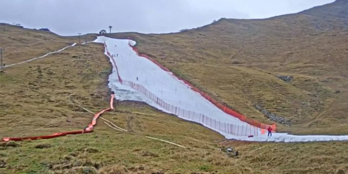 Die Piste besteht aus Schnee, der unter einer Folie «übersommert» wurde. Die Piste besteht aus Schnee, der unter einer Folie «übersommert» wurd