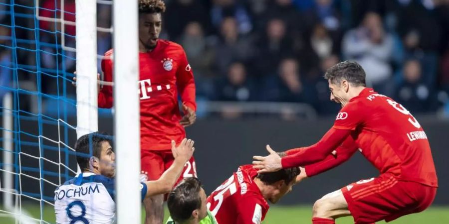 Thomas Müller (Mitte) sorgte mit seinem Tor zum 2:1 für den Bayern-Sieg in Bochum. Foto: David Inderlied/dpa