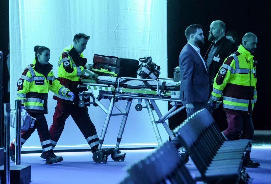 Mitarbeiter des Rettungsdienstes kommen in die Westfalenhalle.