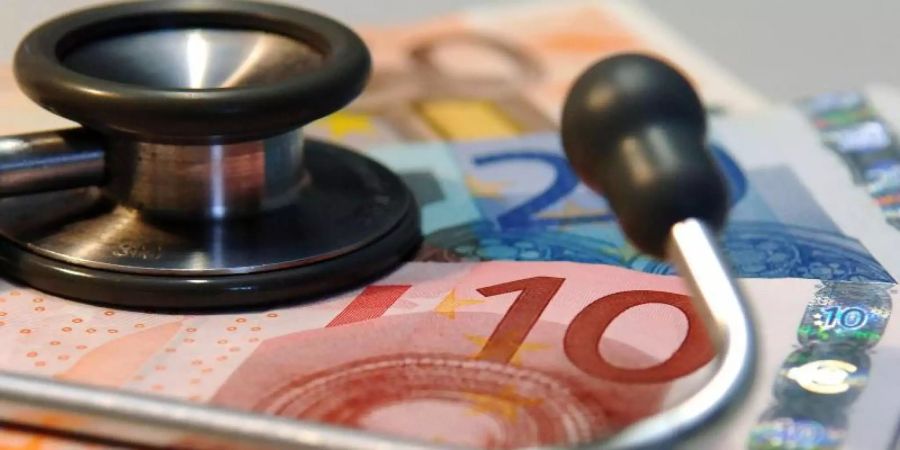 Mitglieder der gesetzlichen Krankenkassen müssen sich auf steigende Beiträge einstellen. Gründe sind laut Ministerium die gestiegenen Ausgaben der Kassen. Foto: Jan Woitas/dpa-Zentralbild/dpa