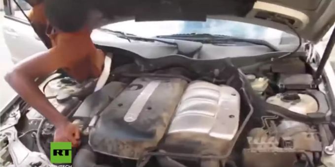 Der Mann versteckte sich unter dem Armaturenbrett. Migranten Marokko Auto