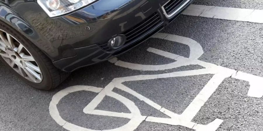 Ein Autofahrer hat sein Fahrzeug auf einem Fahrradweg abgestellt. Foto: Wolfgang Kumm/dpa