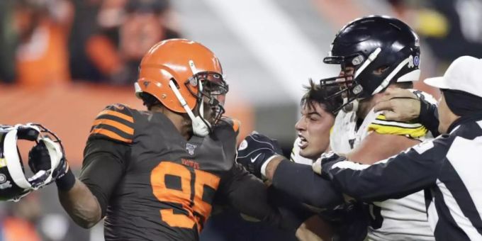 Myles Garrett (l) schlug in der NFL mit dem Helm seines Gegenspielers zu. Foto: Ron Schwane/AP/dpa NFL Garrett Browns