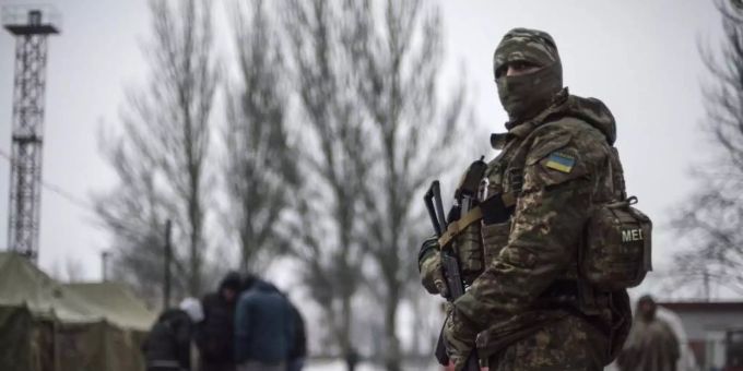 Ein ukrainischer Soldat patrouilliert an einem Stützpunkt für humanitäre Hilfe in der Ostukraine. ostukraine