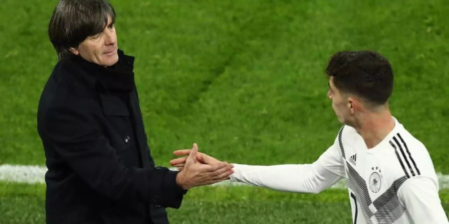 Zufrieden: Joachim Löw und Kai Havertz (r) nach dem 2:2 gegen Argentinien. Foto: Christian Charisius/dpa