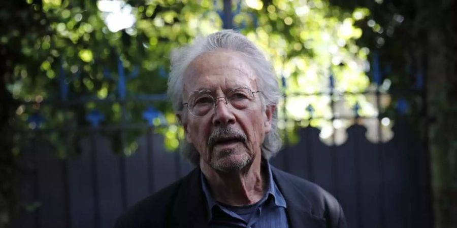 Peter Handke auf dem Grundstück seines Hauses in Chaville bei Paris. Foto: Francois Mori/AP/dpa