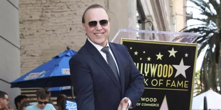 Tommy Mottola wird mit einem Stern auf dem Hollywood «Walk of Fame» geehrt. Foto: Mark Von Holden/Invision/AP/dpa