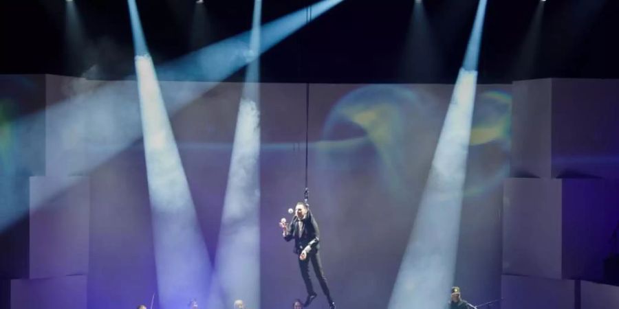 Jonglierend am Seil: Sebastian Fitzek im Berliner Tempodrom. Foto: Annette Riedl/dpa