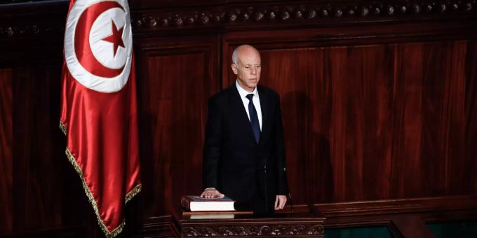 Kaïs Saïed leistet einen Eid als neuer Präsident von Tunesien während einer Zeremonie zu seiner Vereidigung im Parlament. kaïs saïed