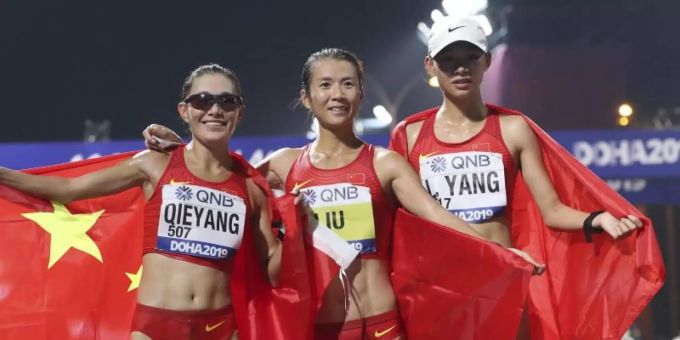 Hong Liu (M.) gewann ihren dritten WM-Titel vor Shenjie Qieyang (l) und Liujing Yang. Foto: Hassan Ammar/AP Hong Liu (M.) gewann ihren dritten WM-Titel vor Shenjie Qieyang (l) und Liujing Yang. Foto: Hassan Ammar/AP
