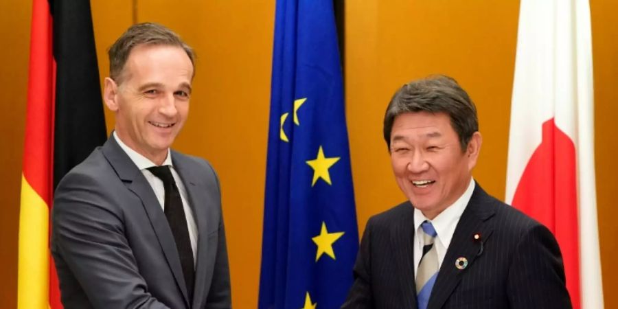 Maas (l.) mit dem japanischen Aussenminister Toshimitsu Motegi