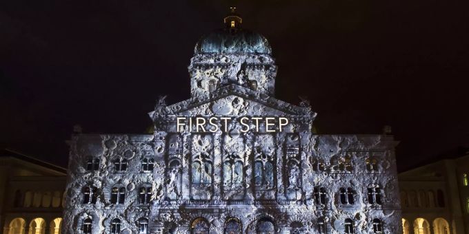 Das Lichtspektakel «Rendez-vous Bundesplatz» projiziert Bilder der Mondlandung vor 50 Jahren an die Fassade des Bundeshauses. «Rendez-vous Bundesplatz»