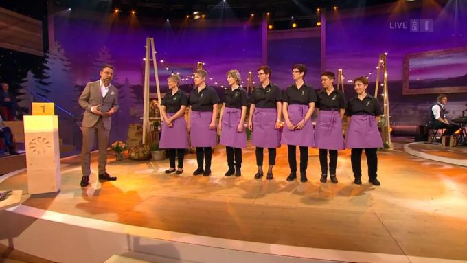 Nik Hartmann, Moderator der Finalsendung (l.) und die sieben Kandidatinnen. Landfrauenküche