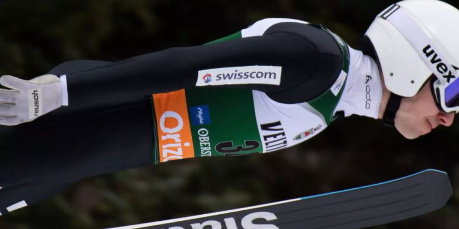 Simon Ammann im Nachthimmel von Oberstdorf.