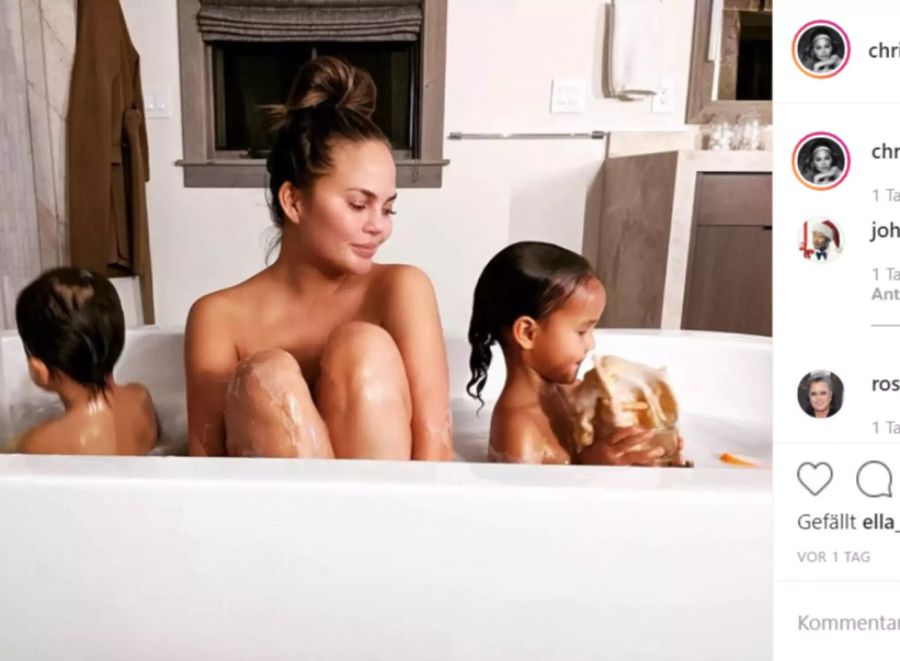 Model Chrissy Teigen entspannt mit dem Nachwuchs in der Badewanne.