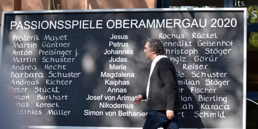 Spielleiter Christian Stückl geht an der Tafel mit den Namen der Hauptdarsteller vorbei. Foto: Angelika Warmuth/dpa