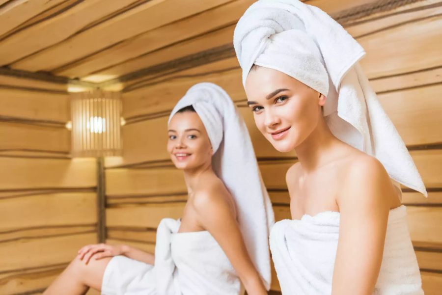 Zwei Frauen in der Sauna