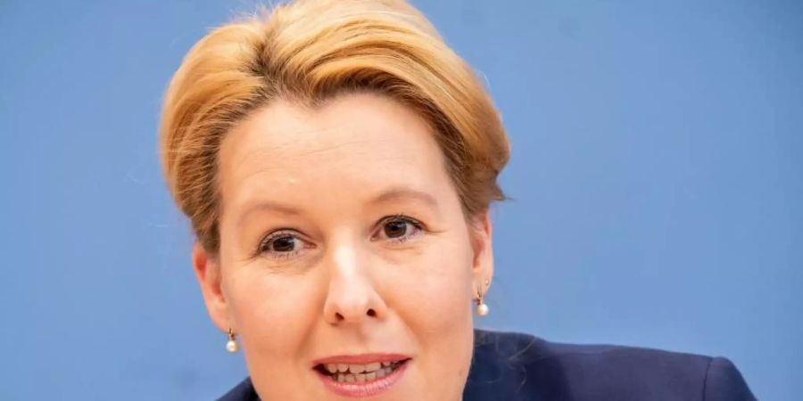 Bundesfamilienministerin Franziska Giffey (SPD) kann ihren Doktortitel behalten. Foto: Michael Kappeler/dpa