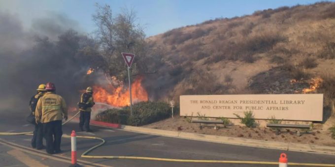 Feuerwehr bei der Ronald-Reagan-Bibliothek in Simi Valley feuer
