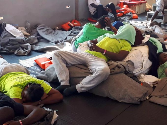 Migranten an Bord des Rettungsschiffes Sea Watch 3 im Mittelmeer am 27. Juni 2019. sea watch 3