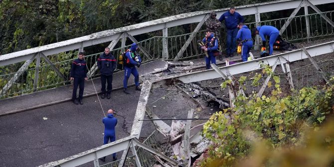 Suspension bridge collapse in south west France