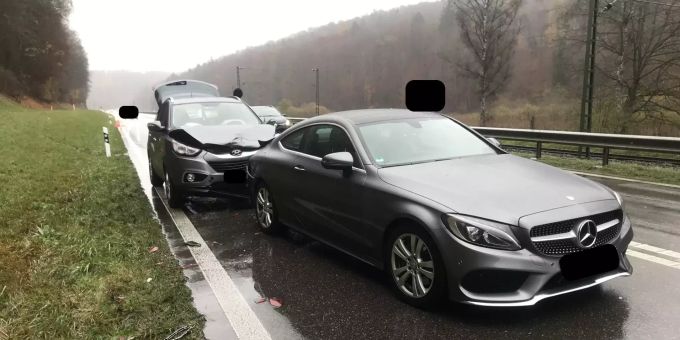 Durch die Auffahrkollision entstand hoher Sachschaden. Auffahrkollision