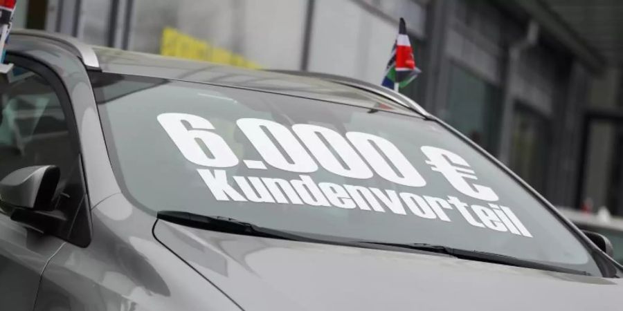 Im kommenden Jahr müssen die Hersteller die Verkäufe von Hybriden, Elektroautos und Kleinwagen steigern, um die neuen CO2-Regeln der EU zu erfüllen. Foto: Jan Woitas/zb/dpa