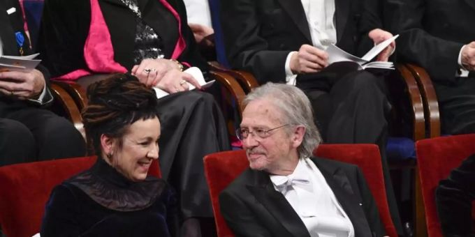 Olga Tokarczuk aus Polen (l), Nobelpreisträgerin für Literatur 2018, und Peter Handke aus Österreich, Nobelpreisträger für Literatur 2019, bei der Nobelpreisverleihung. Foto: Jonas Ekstromer/TT NEWS AGENCY/AP/dpa Olga Tokarczuk aus Polen (l), Nobelpreisträgerin für Literatur 2018, und Peter Handke aus Österreich, Nobelpreisträger für Literatur 2019, bei der Nobelpreisverleihung. Foto: Jonas Ekstromer/TT NEWS AGENCY/AP/dpa