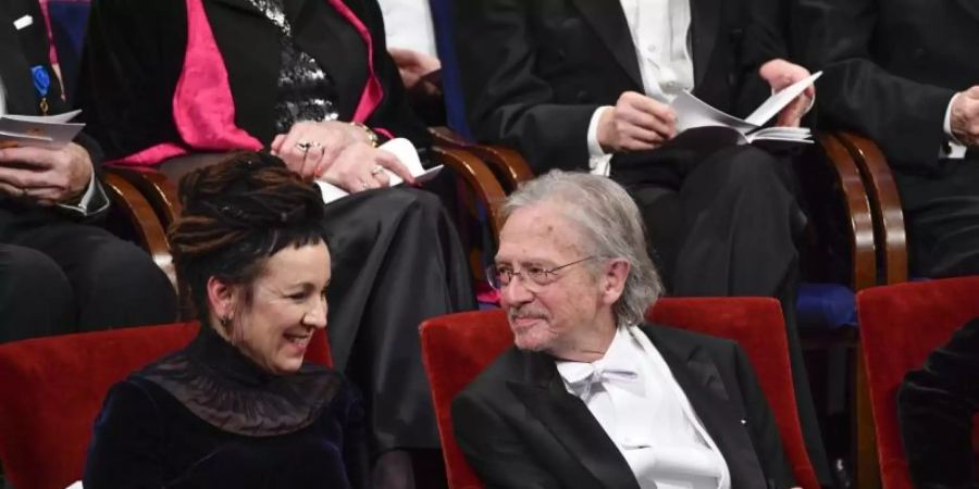 Olga Tokarczuk aus Polen (l), Nobelpreisträgerin für Literatur 2018, und Peter Handke aus Österreich, Nobelpreisträger für Literatur 2019, bei der Nobelpreisverleihung. Foto: Jonas Ekstromer/TT NEWS AGENCY/AP/dpa