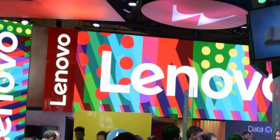 Der Stand des weltgrössten PC-Hersteller Lenovo und seiner Marke Motorola ist 2017 auf dem Mobile World Congress in Barcelona zu sehen. Chinas Behörden sollen nach einem Zeitungsbericht innerhalb von drei Jahren auf ausländische Computertechnologie oder Software verzichten. Foto: Andrej Sokolow/dpa