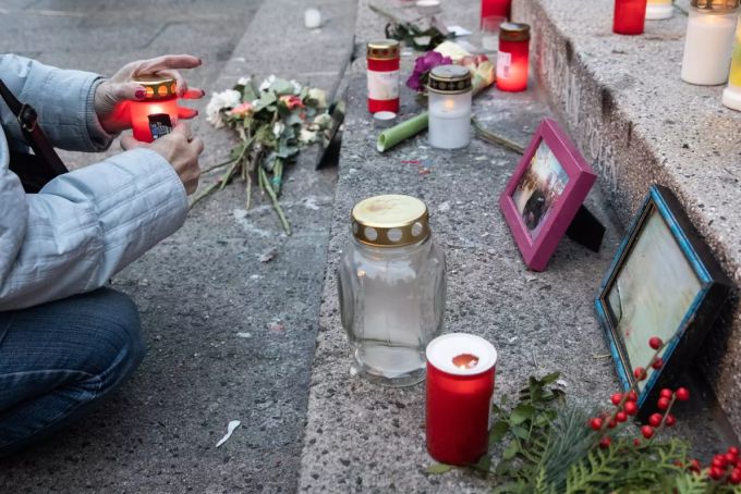 Menschen in Berlin gedenken den Opfern des Terroranschlags am Berliner Weihnachtsmarkt 2016. (Symbolbild) Terror weltweit