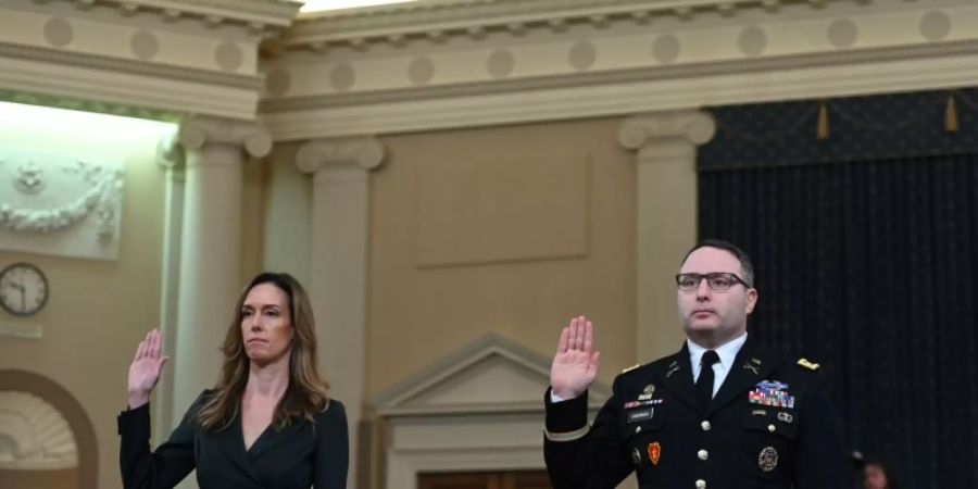 Jennifer Williams (Beraterin von Vize Mike Pence) und Alexander Vindman (Experte des nationalen Sicherheitsrates für die Ukraine) vor dem Ausschuss.