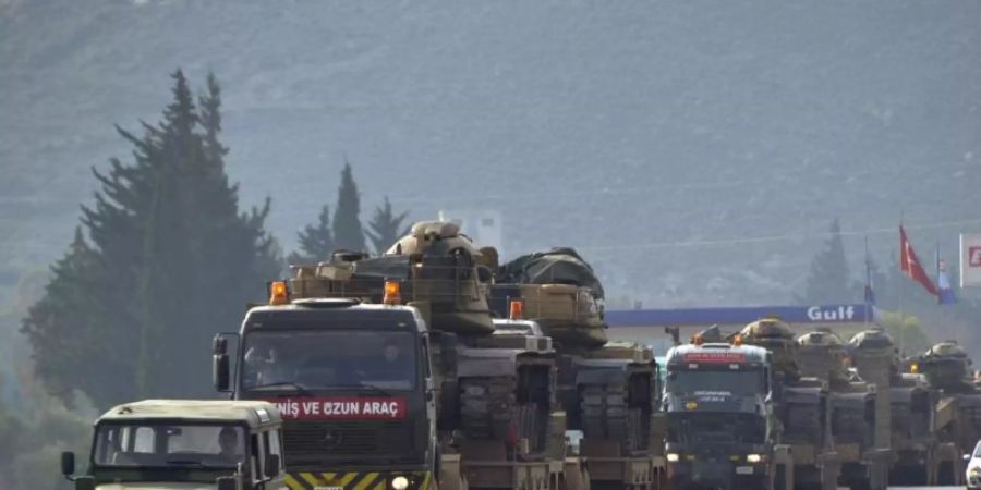 Ein Konvoi türkischer Militärlaster auf dem Weg nach Syrien. Foto: Uncredited/AP/dpa