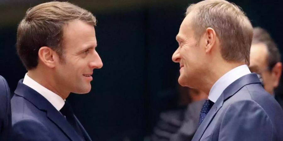 Ratspräsident Donald Tusk (r), im Gespräch mit Frankreichs Präsident Emmanuel Macron. Foto: Frank Austein/AP/dpa