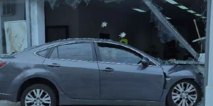 Ein medizinisches Problem liess den Lenker dieses Fahrzeugs im Schaufenster eines Coiffeurs in Solothurn landen.