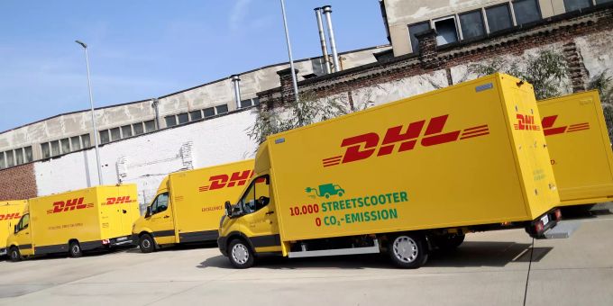 Ein Streetscooter steht vor der Zustellbasis. (Archivbild) streetscooter