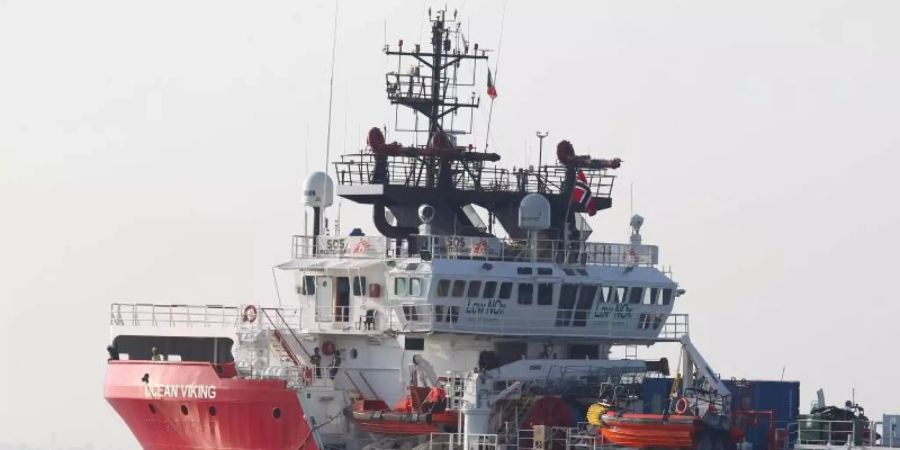 Das Rettungsschiff «Ocean Viking» läuft in den italienischen Hafen Tarent ein. Foto: Ingenito/ANSA/dpa/Archiv