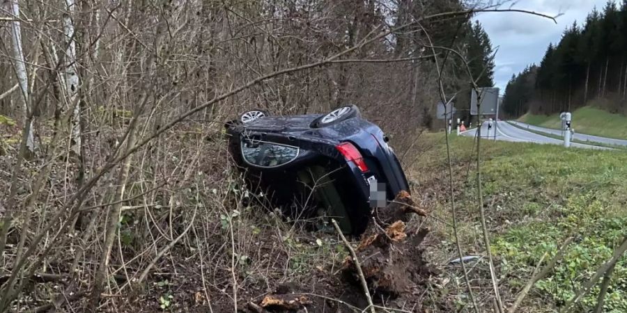 Geschleudert und überschlagen: Der betrunkene Lenker liess den BMW am Waldrand zurück.