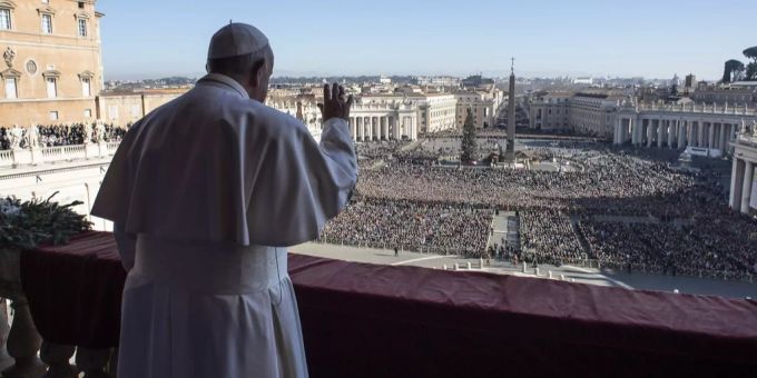 Papst Franziskus segnet am 25. Dezember 2019 den traditionellen Urbi et Orbi-Weihnachtstag vom zentralen Balkon des Petersdoms im Vatikan. papst franziskus