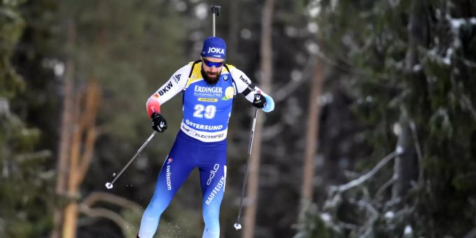 Der Biathlet Benjamin Weger gleitet durch die Wälder von Östersund. Benjamin Weger
