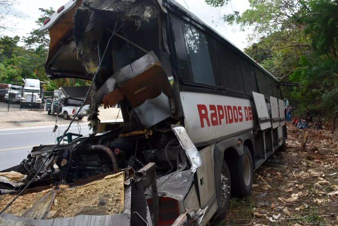 Blick auf das Wrack des Passagierbusses. Guatemala Unfall
