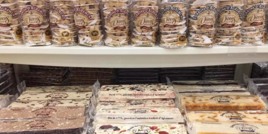 Turron ist eine spanische süsse Delikatesse aus Mandeln, Honig, Zucker und Ei. Foto: Carola Frentzen/dpa