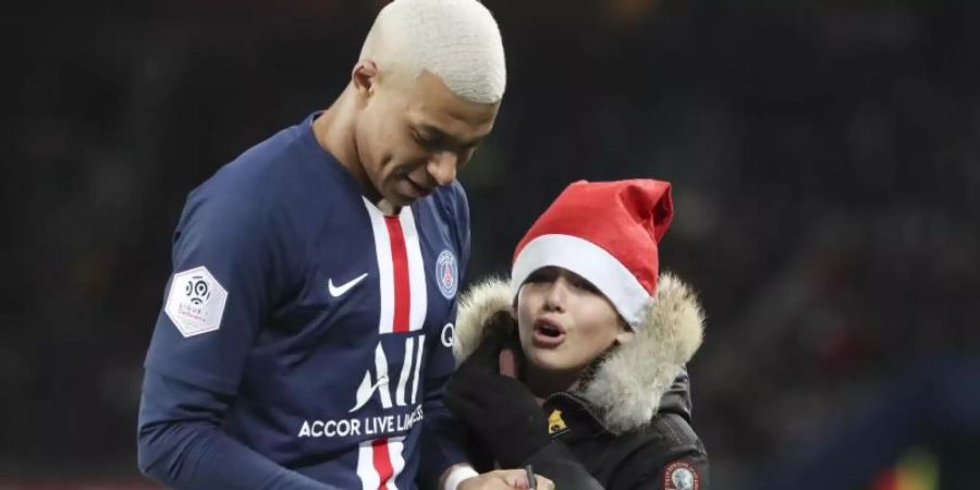 Machte einem kleinen Fan eine grosse Freude: PSG-Star Kylian Mbappé. Foto: Thibault Camus/AP/dpa