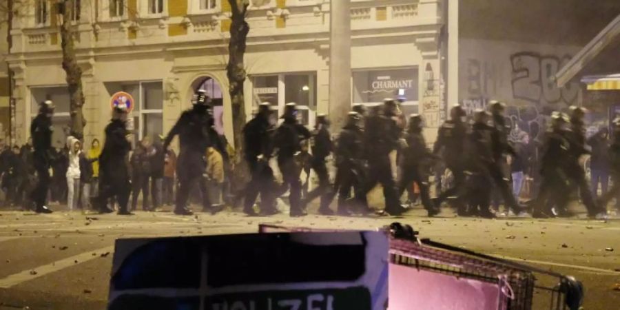 Polizisten räumen in der Neujahrsnacht eine Kreuzung im Leipziger Stadtteil Connewitz. Foto: Sebastian Willnow/dpa-Zentralbild/dpa
