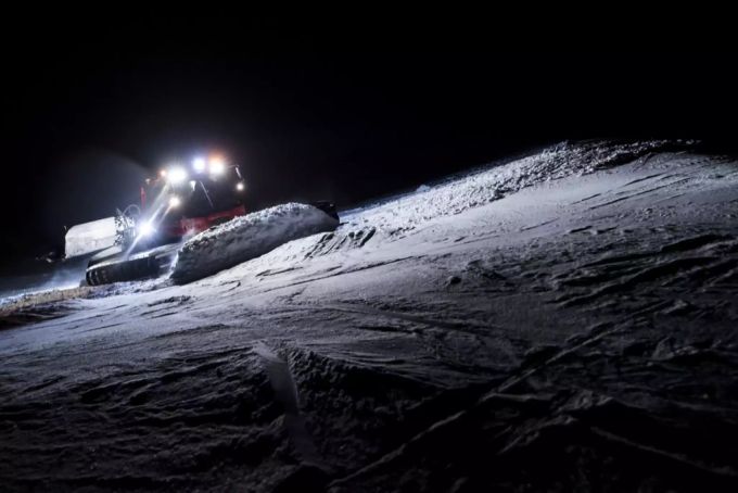 Ein Pistenfahrzeug bereitet über Nacht eine Skipiste vor. Ski Unfälle BFU