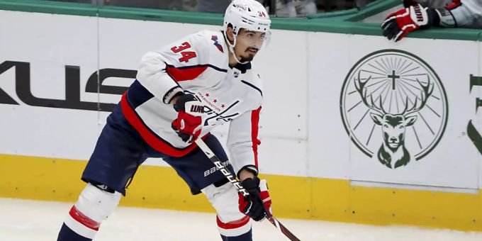 Jonas Siegenthaler erhält bei den Washington Capitals zu Beginn der NHL-Saison viel Eiszeit und rechtfertigt das Vertrauen mit guten Leistungen Jonas Siegenthaler erhält bei den Washington Capitals zu Beginn der NHL-Saison viel Eiszeit und rechtfertigt das Vertrauen mit guten Leistungen