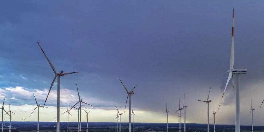 In den ersten neun Monaten dieses Jahres sind nach Zahlen der Fachagentur Windenergie erst 147 neue Windräder mit einer Gesamtleistung von rund 504 Megawatt ans Stromnetz angeschlossen worden. Foto: Patrick Pleul/zb/dpa